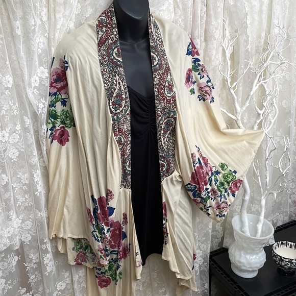 Band of Gypsies Beautiful Kimono Cream Floral - Picture 6 of 8